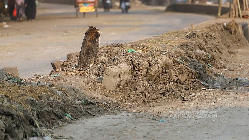 সড়কের উপর অস্থায়ী কোরবানির পশুর হাট বসানোর কারণে ক্ষতিগ্রস্ত হয়েছে সড়ক বিভাজক। রাজধানীর ধোলাইখাল এলাকা থেকে তোলা