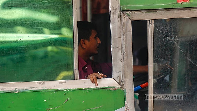 ঢাকায় চলন্ত বাসে বসেই ধূমপান করছেন চালক। যাত্রীদের অসুবিধার বিষয়টিকে তোয়াক্কা না করেই কাজটি করে যাচ্ছেন তারা