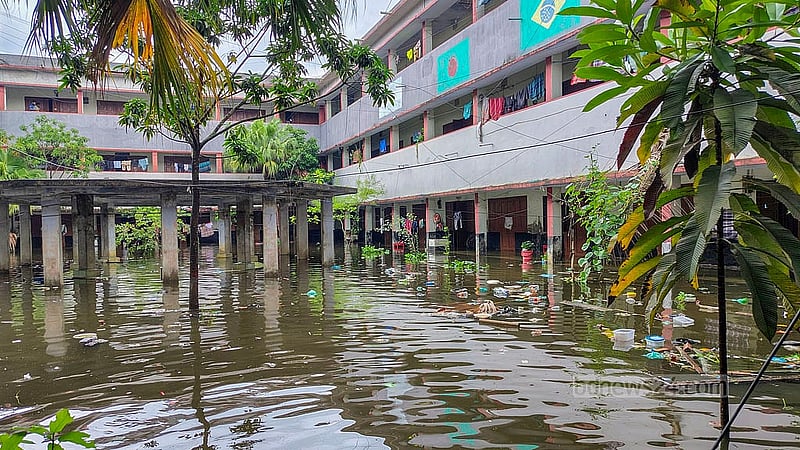 ভারি বৃষ্টিতে তলিয়ে গেছে কুমিল্লা ভিক্টোরিয়া সরকারি কলেজের কাজী নজরুল ইসলাম হল