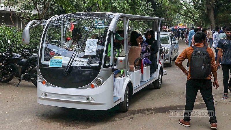 ঢাকা বিশ্ববিদ্যালয় ক্যাম্পাসে শিক্ষার্থীদের নিরাপদ যাতায়াতের জন্য চালু হয়েছে বৈদ্যুতিক শাটল গাড়ি। প্রতিটি গাড়িতে সর্বোচ্চ ১৪ জনের বসার সুযোগ রয়েছে
