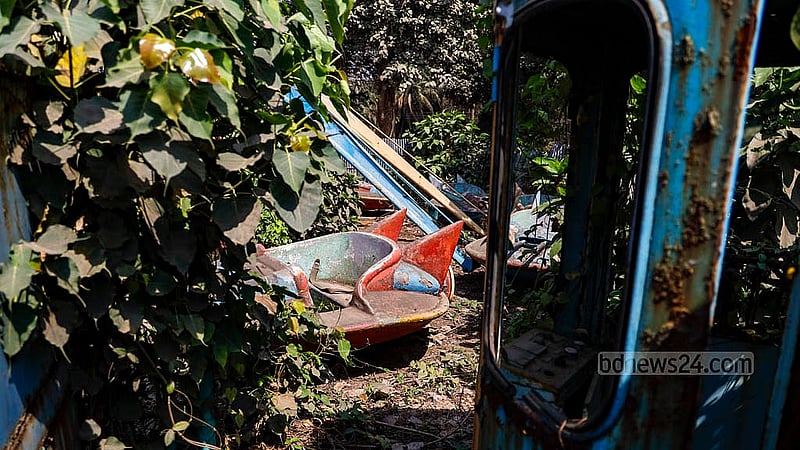 শাহবাগের বন্ধ থাকা শিশু পার্কে লতাপাতা আর আগাছায় ঢেকে গেছে বিমান আকৃতির এই রাইডটি