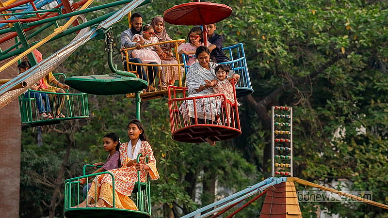 রাজধানীর শ্যামলীতে ওয়ান্ডারল্যান্ড পার্কের রাইডগুলোতে ছোটদের সঙ্গে চড়তে দেখা যায় বড়দেরও