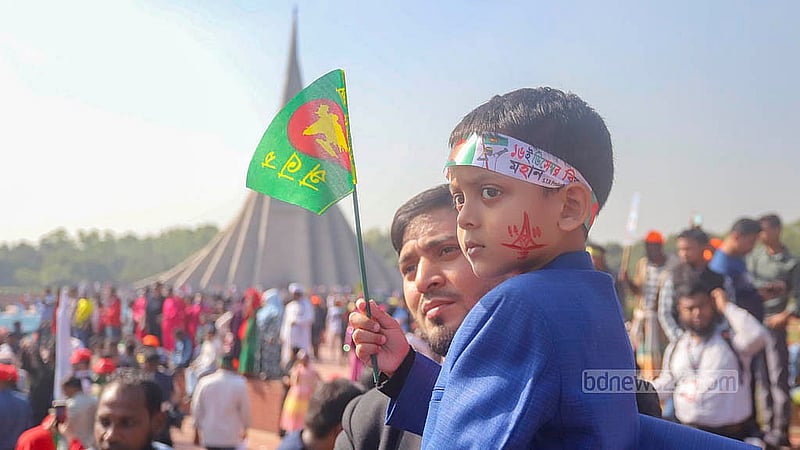 বিজয় দিবসে সোমবার সকালে সাভারের জাতীয় স্মৃতিসৌধে পরিবারের সঙ্গে শ্রদ্ধা জানাতে আসে শিশুরাও