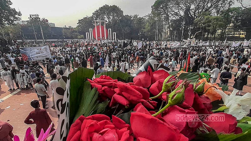 ভাষা শহীদদের শ্রদ্ধা জানাতে কেন্দ্রীয় শহীদ মিনারে নামে মানুষের ঢল