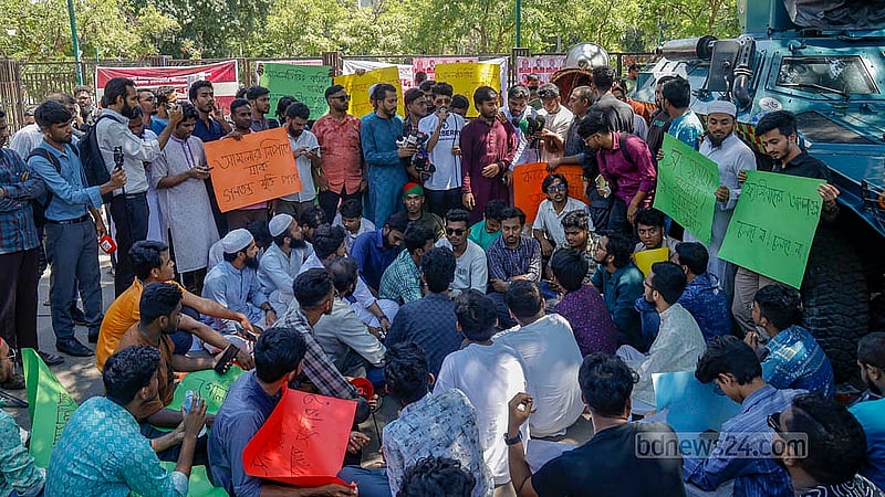 ‘দুর্নীতিবাজ ও ফ্যাসিবাদের আমলাদের’ উৎখাতের দাবিতে মঙ্গলবার সচিবালয়ের উল্টো দিকে ওসমানি স্মৃতি মিলনায়তন সংলগ্ন ফুটপাতে অবস্থান নেয় জুলাই মঞ্চ