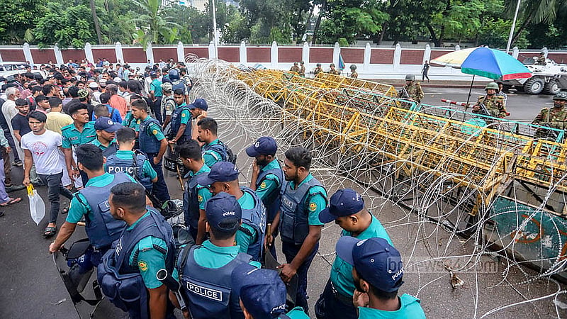 বঙ্গভবনের নিরাপত্তায় বুধবার সেনা ও বিজিবি সদস্যদের সঙ্গে ছিলেন পুলিশের সদস্যরা