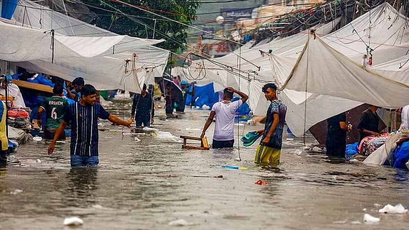 ঢাকায় শুক্রবার সকালের বৃষ্টিতে নিউ মার্কেটের ভেতরে জলাবদ্ধতায় ব্যাপক ভোগান্তিতে পড়েন দোকানিরা