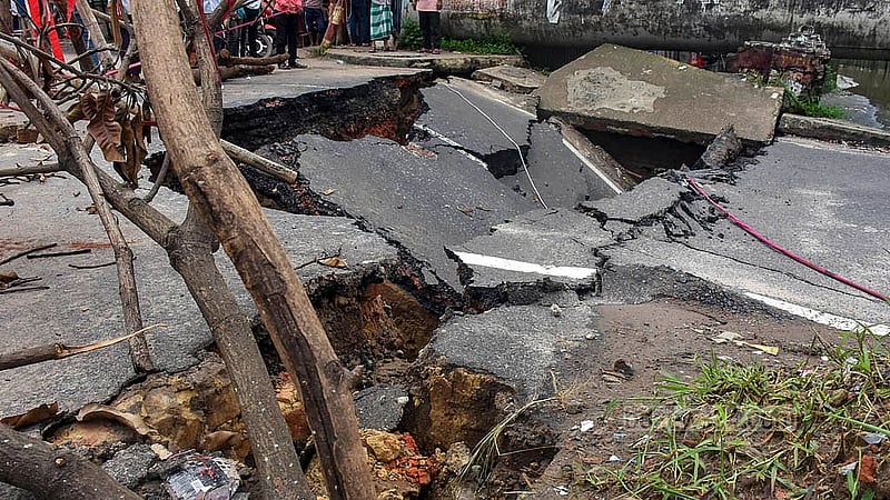 টানা বৃষ্টির মধ্যে চট্টগ্রাম নগরীর স্টারশিপ এলাকায় শীতল ঝর্ণা খালের উপর থাকা সেতু বৃহস্পতিবার ভোরে ধসে পড়ে