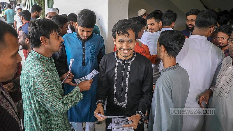 ডাকসু নির্বাচনে ‘স্বতন্ত্র শিক্ষার্থী ঐক্য’ প্যানেলের জিএস প্রার্থী আল সাদী ভূঁইয়া শুক্রবার সার্জেন্ট জহুরুল হক হলে প্রচার চালান