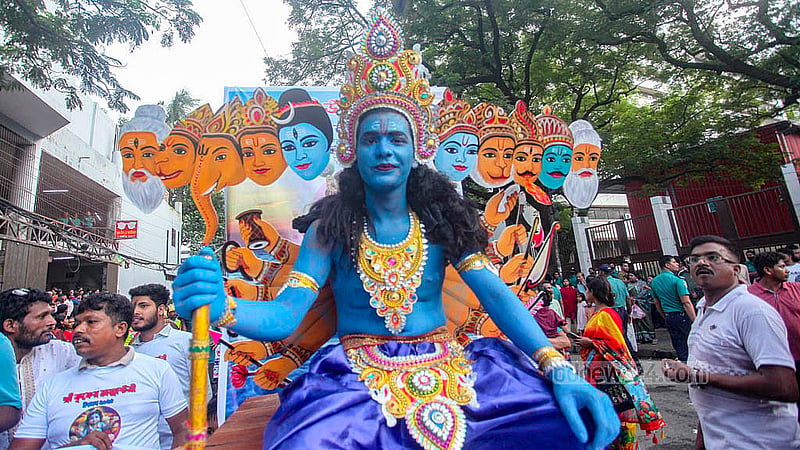 শ্রীকৃষ্ণের জন্মতিথিতে শনিবার পলাশীর মোড়ে শোভাযাত্রায় বিভিন্ন সাজে সনাতন ধর্মাবলম্বীরা