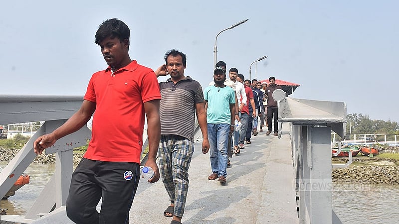 আন্তর্জাতিক সমুদ্রসীমায় মাছ ধরতে গিয়ে ভারতীয় কোস্ট গার্ডের হাতে আটক বাংলাদেশিদের মঙ্গলবার চট্টগ্রাম পতেঙ্গা কোস্ট গার্ডে আনা হয়