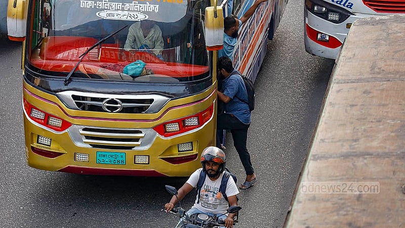 সড়কের মাঝখানে বাস থামিয়ে যাত্রী ওঠানামায় যেমন থাকে ঝুঁকি, তেমন বাড়ায় সড়কে দুর্ভোগ