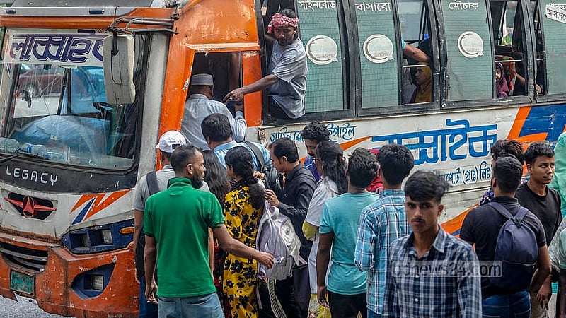 ফার্মগেট এলাকায় মেট্রো লাইনের বিয়ারিং প্যাড খুলে পড়ায় রোববার দুপুরে মেট্রোরেল চলাচল বন্ধ হয়ে যায়। এর প্রভাবে যাত্রীদের চাপ বেড়ে যায় ঢাকার গণপরিবহনে। কারওয়ানবাজার এলাকা থেকে তোলা