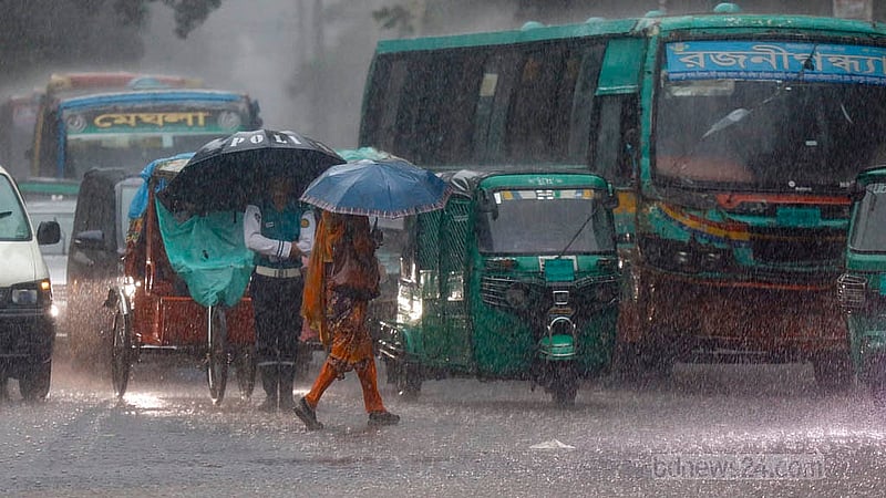 ঢাকায় মঙ্গলবার দুপুরে আকাশ কালো হয়ে ঝুম বৃষ্টি নামে; দিনের বেলাতেই হেডলাইট জ্বালিয়ে চলাচল করে অনেক গাড়ি