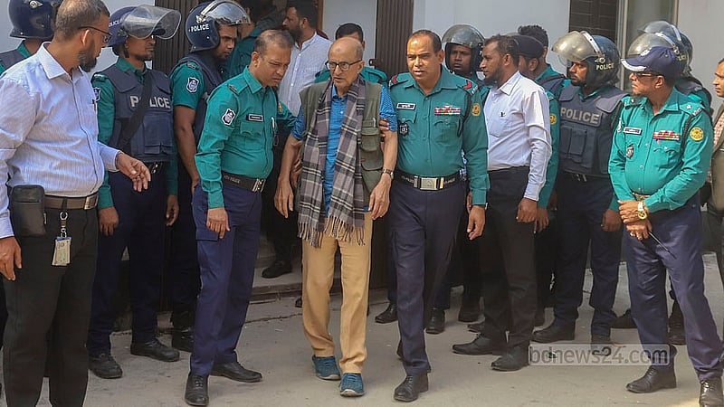 জুলাই-অগাস্টের গণহত্যা মামলার আসামি সাবেক প্রধানমন্ত্রীর উপদেষ্টা তৌফিক-ই-ইলাহী চৌধুরীকে সোমবার আন্তর্জাতিক অপরাধ ট্রাইব্যুনালে হাজির করা হয়