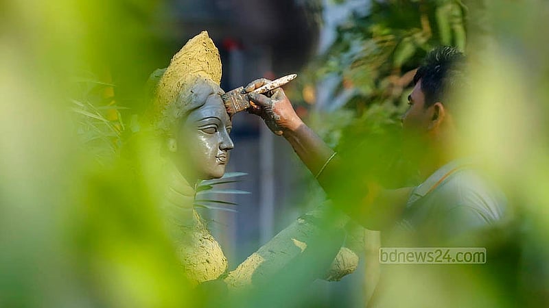সরস্বতীর পূজা উপলক্ষে ঢাকা বিশ্ববিদ্যালয়ের জগন্নাথ হলের মাঠে বিভিন্ন বিভাগ ও ইনস্টিটিউটের পক্ষ থেকে ৭৫টির বেশি মণ্ডপ নির্মাণ করা হবে। শিক্ষার্থীদের পছন্দ অনুযায়ী সেখানে এখন প্রতিমা গড়ছেন কারিগররা