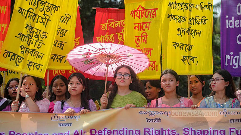 বিশ্ব আদিবাসী দিবস উপলক্ষে শনিবার কেন্দ্রীয় শহীদ মিনার থেকে বর্ণাঢ্য শোভাযাত্রা বের করে ‘বাংলাদেশ আদিবাসী ফোরাম’। নিজেদের ঐতিহ্যবাহী পোশাক পরে তরুণ-তরুণীরা শোভাযাত্রায় অংশ নেন