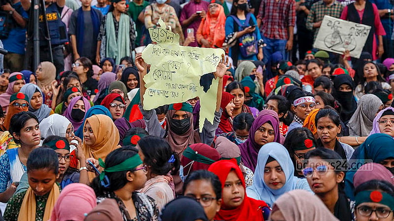 ঢাকা বিশ্ববিদ্যালয় এলাকায় বৃহস্পতিবার প্ল্যাকার্ড, জাতীয় পতাকা নিয়ে মিছিল করেন কোটা আন্দোলনকারীরা; কোটার বিরুদ্ধে বিভিন্ন স্লোগান দেন তারা