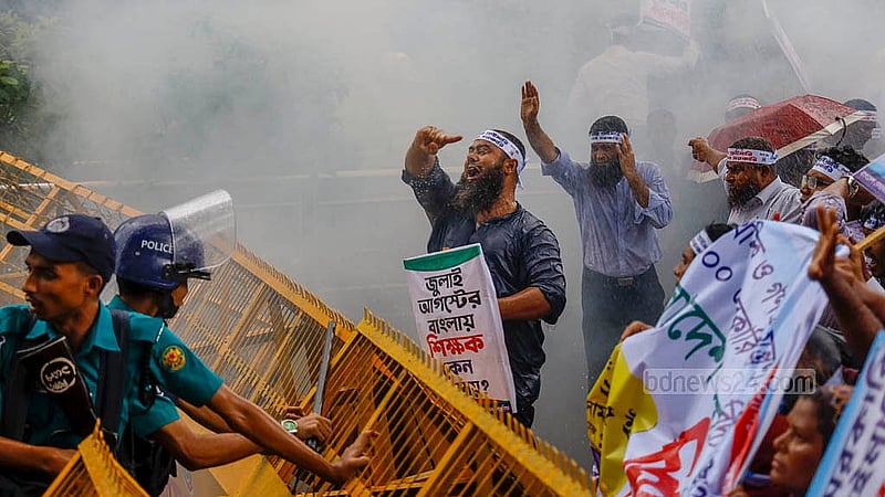 জাতীয়করণের দাবিতে যমুনা অভিমুখে রওনা হওয়া বেসরকারি প্রাথমিক শিক্ষকদের সোমবার বিকালে জাতীয় প্রেস ক্লাবের সামনে জলকামানের পানি ছুড়ে ছত্রভঙ্গ করার চেষ্টা চালায় পুলিশ। কিন্তু জলকামানের পানি উপেক্ষা করে সড়কে দাঁড়িয়ে যান শিক্ষকরা