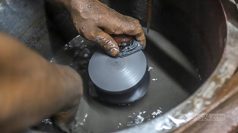 পুরান ঢাকার ভাই ভাই গ্র্যান্ডিং পাওয়ার চশমা গ্লাস হাউজে মেশিনে পানি, বালু ও একধরনের রাসায়নিক দিয়ে চশমার পাওয়ার অনুযায়ী মোটা কাচ ঘষে পাতলা করা হয়