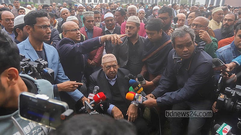 অন্তর্বর্তীকালীন সরকারের উপদেষ্টা হাসান আরিফের জানাজা শেষে শনিবার সুপ্রিম কোর্ট প্রাঙ্গণে সাংবাদিকদের সঙ্গে কথা বলেন আইনজীবী ড. কামাল হোসেন