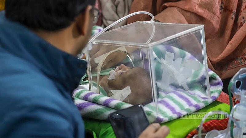 ঢাকাসহ দেশের বিভিন্ন জেলায় বেড়েছে ঠান্ডাজনিত রোগ, আক্রান্ত বেশি হচ্ছে শিশুরা। চিকিৎসার জন্য তাদের অনেকে আসছে ঢাকা মেডিকেল কলেজ হাসপাতালে
