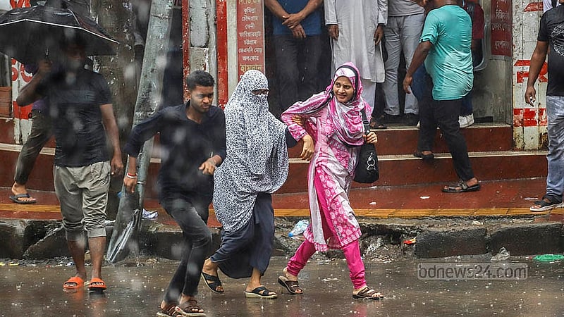 সাগরে লঘুচাপের প্রভাবে মঙ্গলবার রাজধানীতে দিনভর বৃষ্টিতে বিপাকে পড়েন পথচারীরা