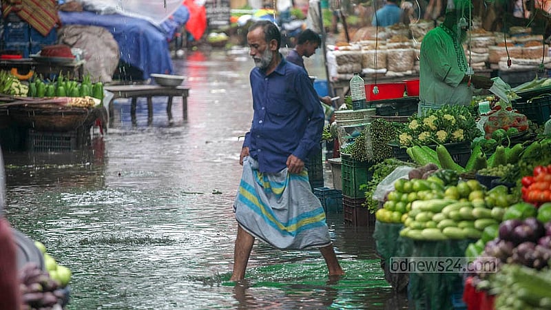 ঢাকার কারওয়ান বাজারে রোববার দুপুরের টানা বৃষ্টিতে জলাবদ্ধতা তৈরি হয়