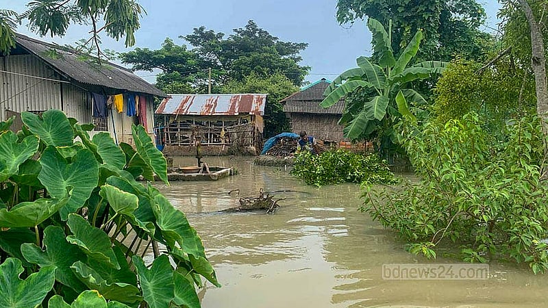 খুলনার দাকোপ উপজেলার তিলডাঙ্গা ইউনিয়নের বটবুনিয়া হরিসভা মন্দির এলাকায় ঢাকি নদীর জোয়ারের তোড়ে বেড়িবাঁধ ভেঙে যাওয়ায় পানিবন্দি হয়ে পড়েছে হাজারো মানুষ।