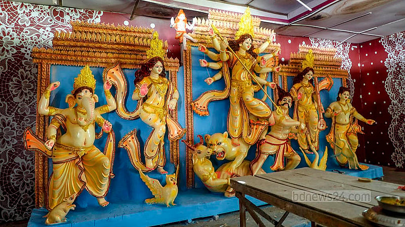 দুর্গাপূজা প্রায় চলেই এসেছে। রমনা কালি মন্দিরে দেবীর প্রতিমা তৈরির কাজও প্রায় শেষ
