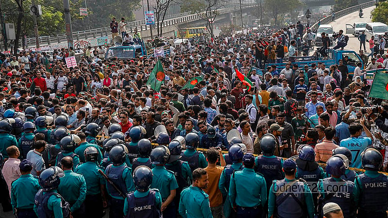 আগরতলায় বাংলাদেশের সহকারী হাই কমিশনে হামলা, জাতীয় পতাকা অবমাননার প্রতিবাদে রোববার ঢাকায় ভারতীয় হাই কমিশন অভিমুখে বের করা বিএনপির পদযাত্রাকে রামপুরা ব্রিজে আটকে দেয় পুলিশ
