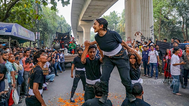 গণপরিবেশনা ‘লাল মজলুমে’ ছাত্র-জনতার গণআন্দোলনের স্মৃতি ফুটিয়ে তোলা হয়।