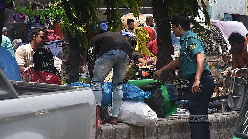 চট্টগ্রাম লালদিঘী এলাকায় জব্বারের বলী খেলা ঘিরে আয়োজিত মেলায় পণ্য নিয়ে সড়কের পাশে বসা দোকানিদের তুলে দিয়েছে পুলিশ