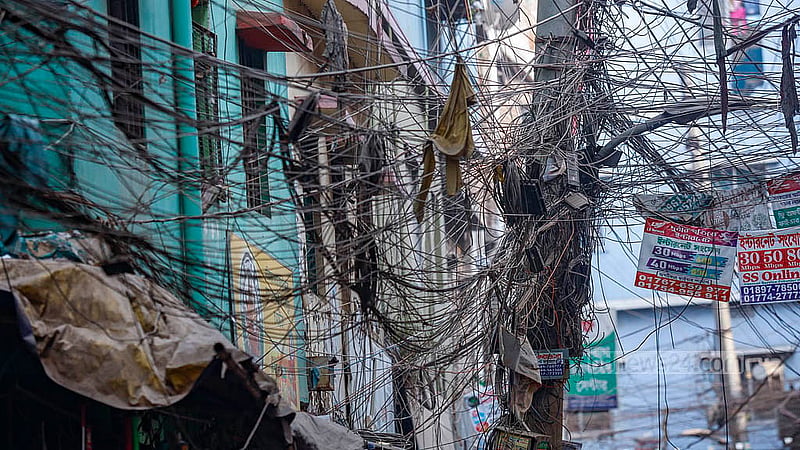 পুরান ঢাকার লালবাগের শহীদ নগর এলাকায় বিদ্যুতের খুঁটি ছেয়ে গেছে ইন্টারনেট ও ডিস ক্যাবল অপারেটরদের তারে। তারের জঞ্জাল এতটাই যে বোঝার উপায় নেই কোনটা বিদ্যুতের আর কোনটা ইন্টারনেট বা ডিস লাইনের তার