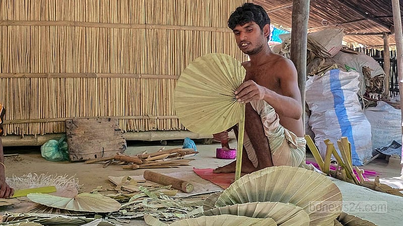 গরম থেকে রেহাই পেতে এবং বৈশাখি মেলায় চাহিদা থাকায় সাতৈর ইউনিয়নে প্রায় দুই শতাধিক পরিবারের জীবিকার উৎস হয় এই হাতপাখা
