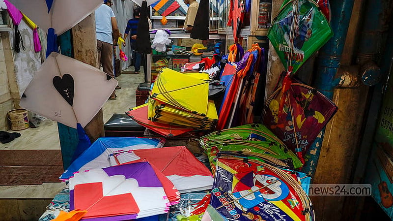 শাঁখারীবাজারে বিক্রি হওয়া ঘুড়ির নামও বিচিত্র; চোখদার, কাউটাদার,পঙ্খিরাজ, প্রজাপতি, চক্ষুদার, ঈগল, সাদাঘুড়ি, চার বোয়া, দুই বোয়া, টেক্কা, তিন টেক্কা, মালাদার, বাদুড়, চিলসহ নানা নামের ঘুড়ি পাওয়া যায় সেখানে