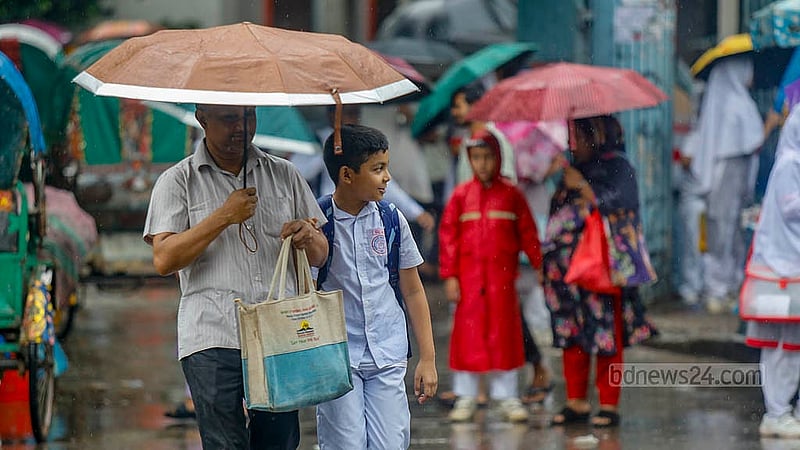 ছুটির পর মঙ্গলবার দুপুরে বৃষ্টি মাথায় বাড়ি ফেরেন রাজধানীর মতিঝিল বালক উচ্চ বিদ্যালয় শিক্ষার্থীরা