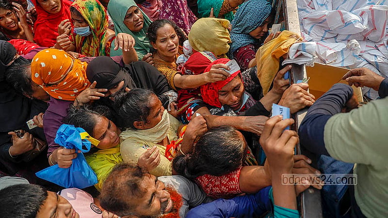 টিসিবির ট্রাক থেকে পণ্য নেওয়ার জন্য সবার হাতে নম্বর দিয়ে দেওয়া হয়; তবে ট্রাক আসার পর সেই ‘সিরিয়াল’ মানতে নারাজ নারীদের অনেকেই