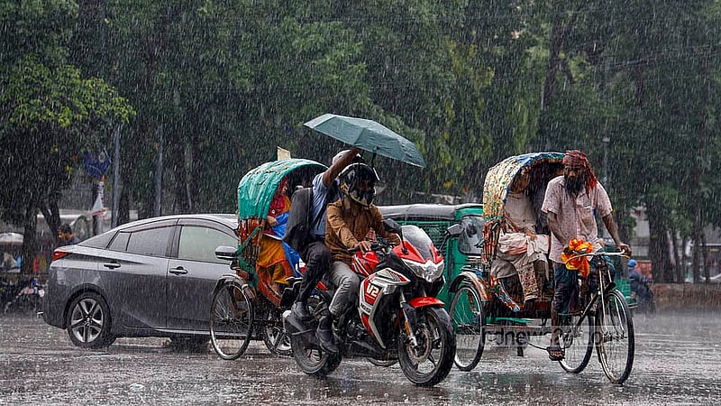 ঢাকা বিশ্ববিদ্যালয় এলাকায় বৃহস্পতিবার দুপুরে ঝুম বৃষ্টিতে মোটরসাইকেল চেপে গন্তব্যে যাচ্ছেন তারা