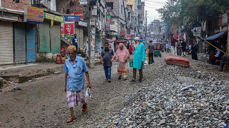 মুগদার স্থানীয় বাসিন্দারা বলছেন, গত বছরের প্রথম দিকে মুগদা-মান্ডা সড়ক সংস্কারের কাজ শুরু হলেও এ বছরও তা শেষ হয়নি। সরকার ক্ষমতার পালাবদলে কাজ গেছে থেমে