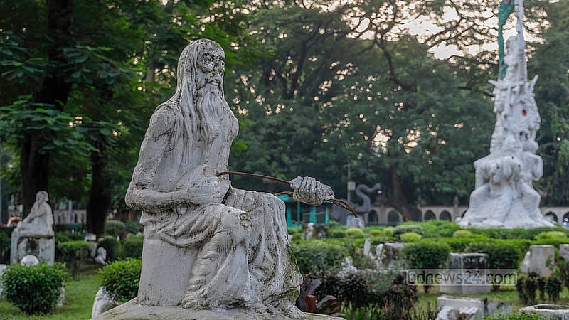 কোনোটির হাত ভাঙা, কোনোটির মুখ। ভাস্কর শামীম সিকদারের স্বাধীনতা সংগ্রামের প্রত্যেকটি ভাস্কর্য গত বছরের ৫ অগাস্ট থেকে এভাবে পড়ে আছে