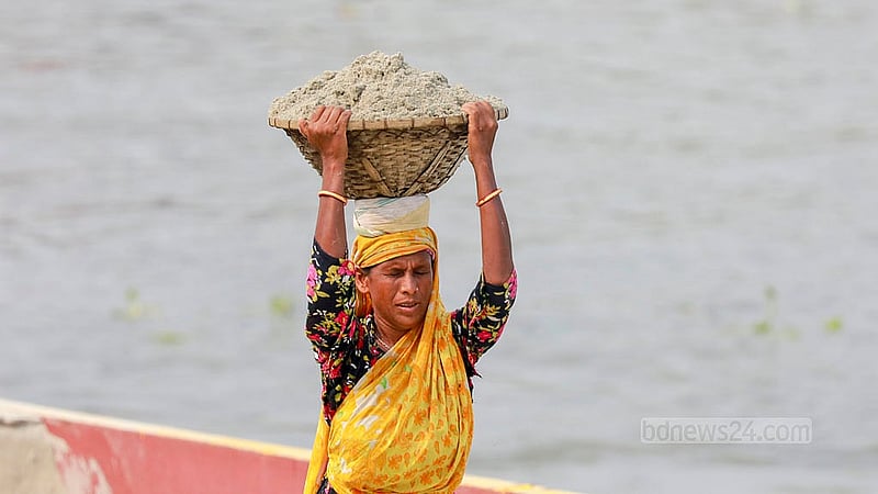 এক টুকরি বালু জাহাজ থেকে ঘাটে তুলে দিলে পারিশ্রমিক মেলে আড়াই টাকা