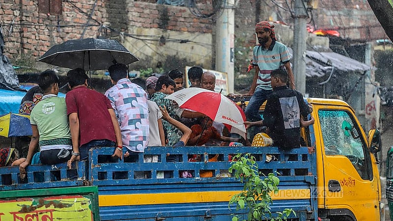 ঢাকায় সোমবার দুপুরে বৃষ্টিতে কিছুটা ভোগান্তিতে পড়েন অনেকে