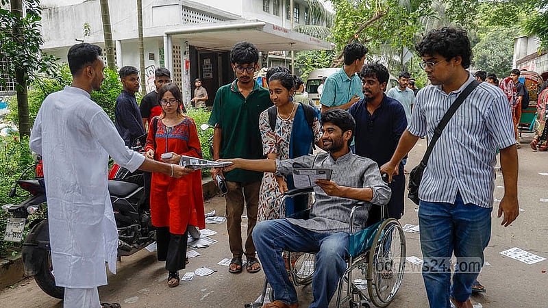 ঢাকা বিশ্ববিদ্যালয় কেন্দ্রীয় ছাত্র সংসদ (ডাকসু) নির্বাচন উপলক্ষে রোববার প্রতিরোধ পর্ষদের সাধারণ সম্পাদক (জিএস) পদপ্রার্থী মেঘমল্লার বসু হুইল চেয়ারে চেপে ক্যাম্পাসে শিক্ষার্থীদের মাঝে লিফলেট বিতরণ করেন