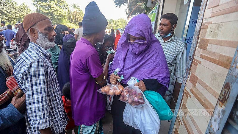 কৃষি বিপণন অধিদপ্তরের কৃষিপণ্য ওএমএস কর্মসূচি থেকে চার কেজি আলু, এক কেজি পেয়াঁজ ও এক ডজন ডিম মিলছে ৩০০ টাকায়