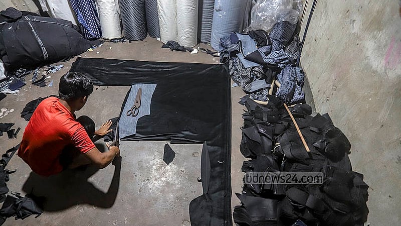 কেরাণীগঞ্জের গার্মেন্ট পল্লিতে শীতের পোশাক তৈরির জন্য কাটা হচ্ছে কাপড়
