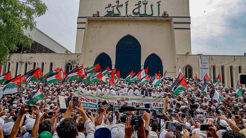 ফিলিস্তিনে ইসরায়েলি হামলার বিচার দাবিতে শুক্রবার জুমার নামাজের পর বায়তুল মোকাররম মসজিদের উত্তর গেইটে বিক্ষোভ সমাবেশ করে হেফাজতে ইসলাম বাংলাদেশের ঢাকা মহানগর শাখা