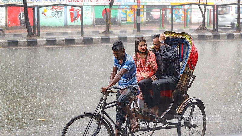 মঙ্গলবার বিকালের ঝুম বৃষ্টিতে ভোগান্তিতে পড়েন ঘরের বাইরে বের হওয়া মানুষ। ছবিটি ধানমন্ডি এলাকার মিরপুর সড়ক থেকে তোলা