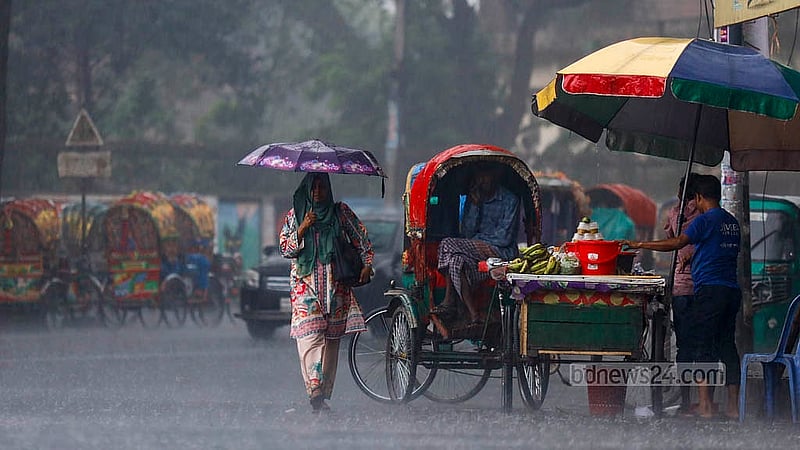 বৃষ্টি থামার লক্ষণ না থাকায় বুধবার ঢাকা বিশ্ববিদ্যালয় এলাকায় ছাতা মাথায় গন্তব্যে রওনা হন অনেকেই