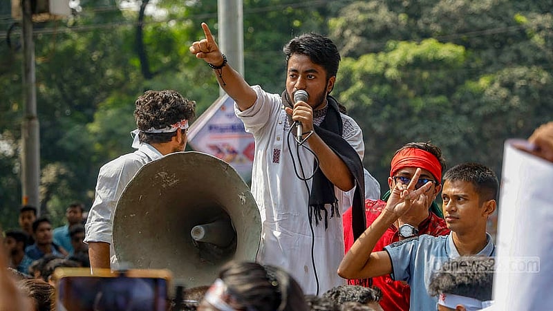 সরকারি সাত কলেজ নিয়ে প্রস্তাবিত ঢাকা সেন্ট্রাল ইউনিভার্সিটির চূড়ান্ত অধ্যাদেশ জারির দাবিতে সোমবার শিক্ষা ভবনের সামনে অবস্থান নিয়ে নানা স্লোগান দেন শিক্ষার্থীরা
